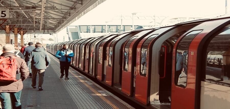 Reviewing Notes While Commuting 6 Pros and Cons of Studying While Commuting_ Business News